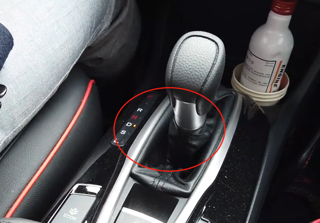 等红灯要不要挂n档修车师傅毁车不自知现在知道还不晚