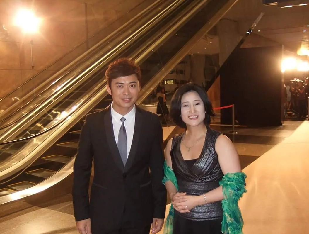 也绝非池中之物,既然大岛由加利不想透露老公的姓名,想必也是情有可原