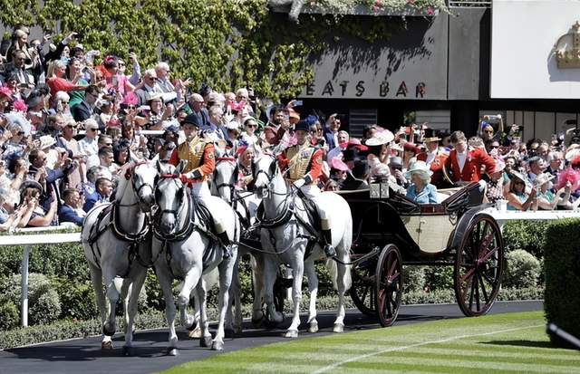 96岁英女王缺席赛马会,查尔斯王子亲吻弟媳,卡米拉表情尴尬休闲区蓝鸢梦想 - Www.slyday.coM 96岁英女王缺席赛马会,查尔斯王子亲吻弟媳,卡米拉表情尴尬休闲区蓝鸢梦想 - Www.slyday.coM