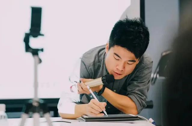 董宇辉回应爆红:我就是个普通的农村孩子,捡了个运气而已休闲区蓝鸢梦想 - Www.slyday.coM 董宇辉回应爆红:我就是个普通的农村孩子,捡了个运气而已休闲区蓝鸢梦想 - Www.slyday.coM