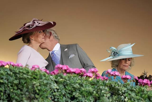 96岁英女王缺席赛马会,查尔斯王子亲吻弟媳,卡米拉表情尴尬休闲区蓝鸢梦想 - Www.slyday.coM 96岁英女王缺席赛马会,查尔斯王子亲吻弟媳,卡米拉表情尴尬休闲区蓝鸢梦想 - Www.slyday.coM