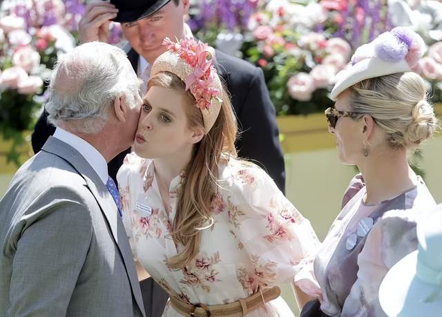 96岁英女王缺席赛马会,查尔斯王子亲吻弟媳,卡米拉表情尴尬休闲区蓝鸢梦想 - Www.slyday.coM 96岁英女王缺席赛马会,查尔斯王子亲吻弟媳,卡米拉表情尴尬休闲区蓝鸢梦想 - Www.slyday.coM