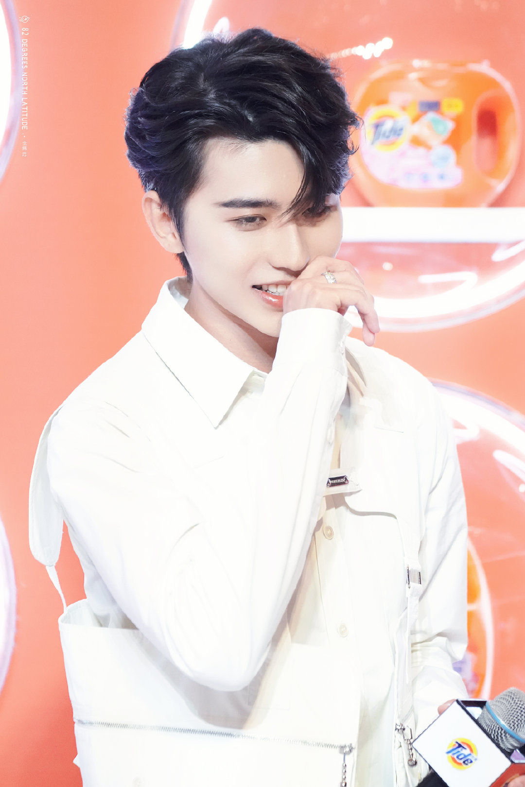 蔡徐坤今天直播中一身白衣清新帅气的白衣少年