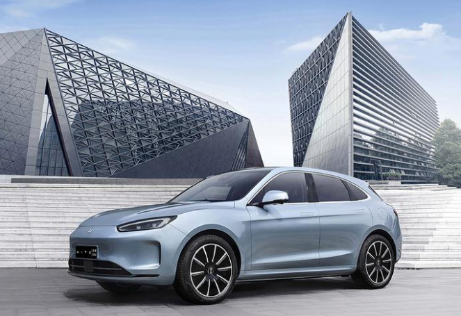 华为纯电车来啦鲨鱼鼻前脸双电机问界m5e将于9月上市