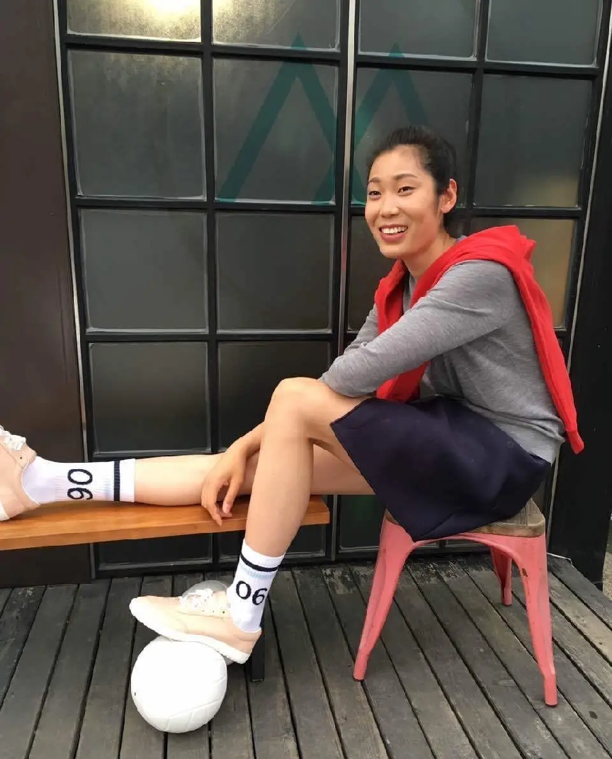 女排姑娘朱婷平时看着太有亲和力了一身简约运动装真挺低调
