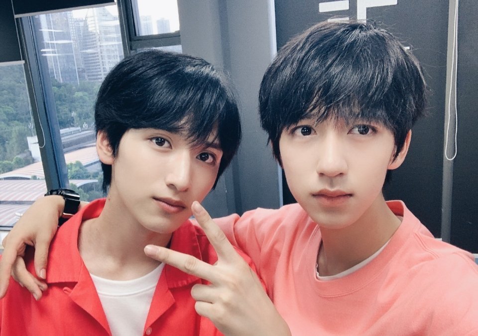 严浩翔为贺峻霖18岁庆生：又一个阶段启程了，前面会有更多未去过的远方和没看过的风景，愿你身边随时有可以分享的人休闲区蓝鸢梦想 - Www.slyday.coM