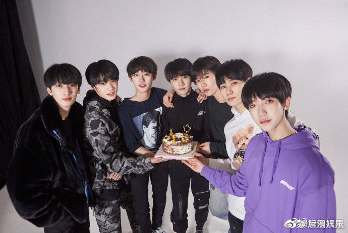 时代少年团为贺峻霖庆生帅哥生日快乐呀
