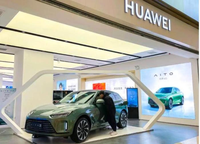 小康赌赢了,灵魂交给华为造车,三线车企变黑马,实现逆袭