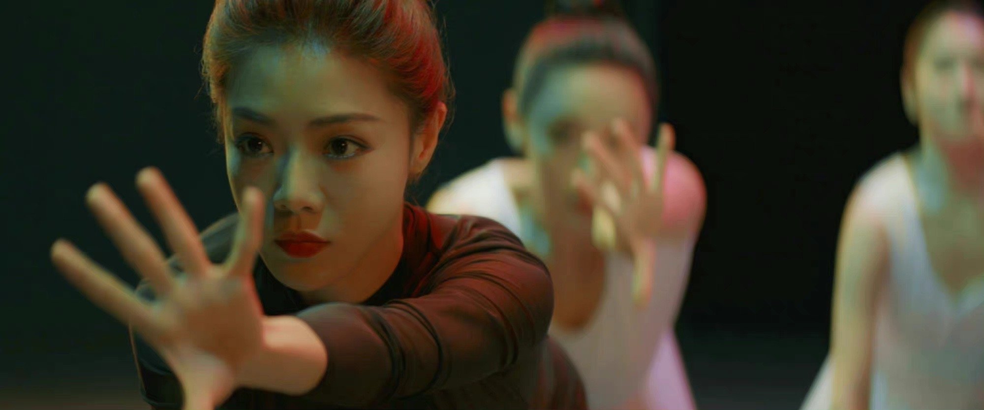 邓家佳晒通天塔剧照说崔善入局