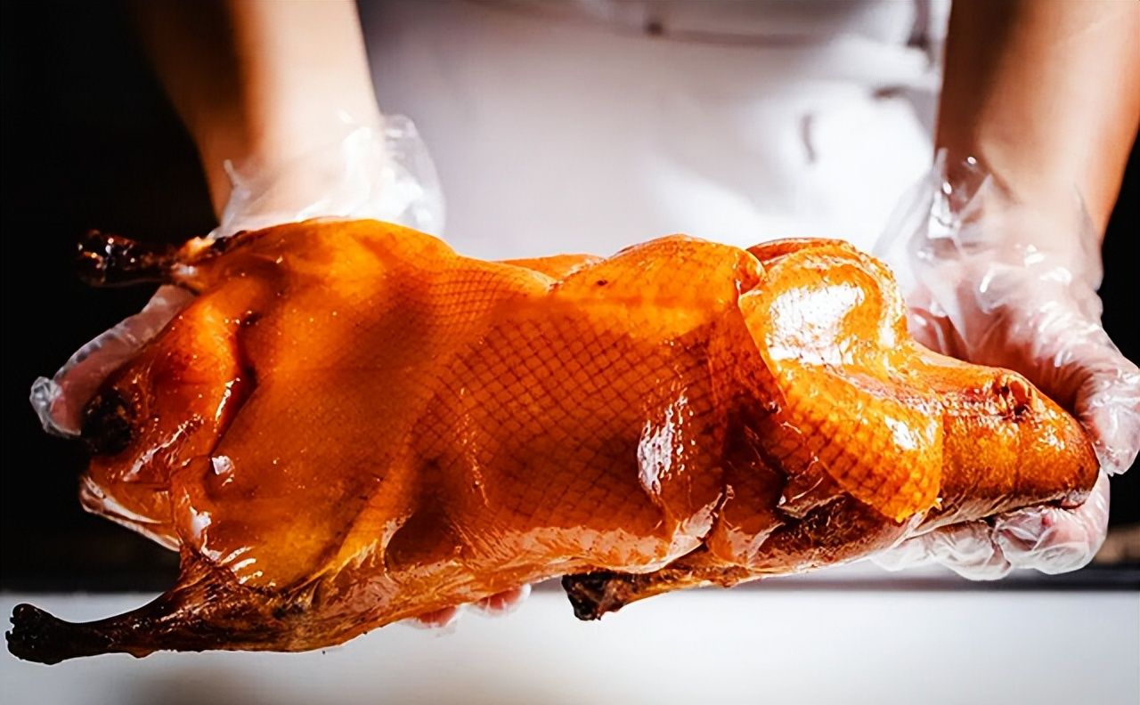 第三道菜:汴京烤鸭汴京是指河南开封,汴京是古代的名字,从名字也可以