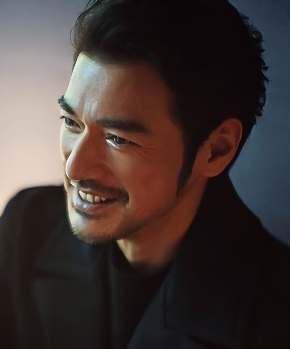 49岁金城武拍摄杂志封面5年未公开露面个人感情状态依旧成迷