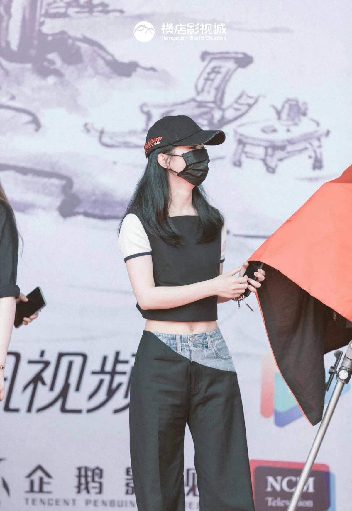 离开修图的赵丽颖穿露脐装变五五分瘦成2d身材像孩子