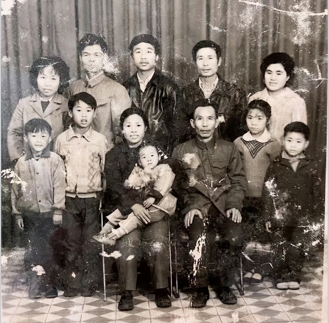 老照片：六十年代大家庭合影，多子多福，生活淳朴