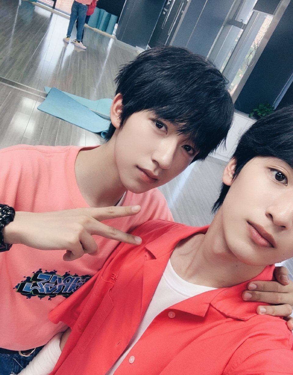 严浩翔为贺峻霖18岁庆生：又一个阶段启程了，前面会有更多未去过的远方和没看过的风景，愿你身边随时有可以分享的人休闲区蓝鸢梦想 - Www.slyday.coM