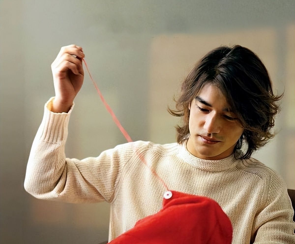 和金城武合作《向左走,向右走》的梁咏琪头,金城武就是个大男孩,之前