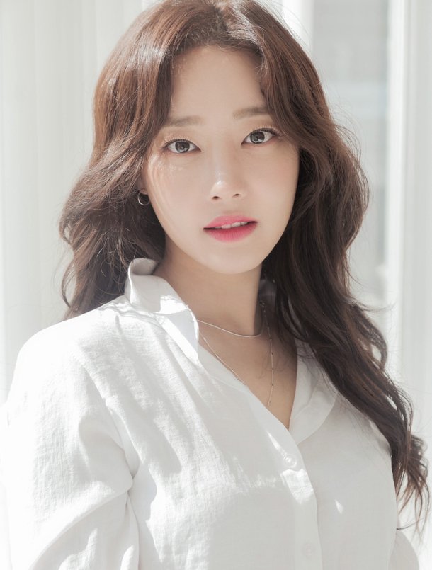 女团rainbow出身的女演员高佑丽正在和圈外人士约会