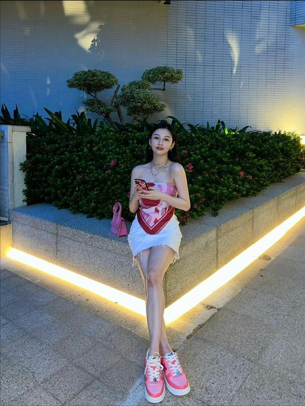 邱淑贞女儿沈月,把丝巾当抹胸上衣来穿,下搭超短裙高调招摇休闲区蓝鸢梦想 - Www.slyday.coM 邱淑贞女儿沈月,把丝巾当抹胸上衣来穿,下搭超短裙高调招摇休闲区蓝鸢梦想 - Www.slyday.coM