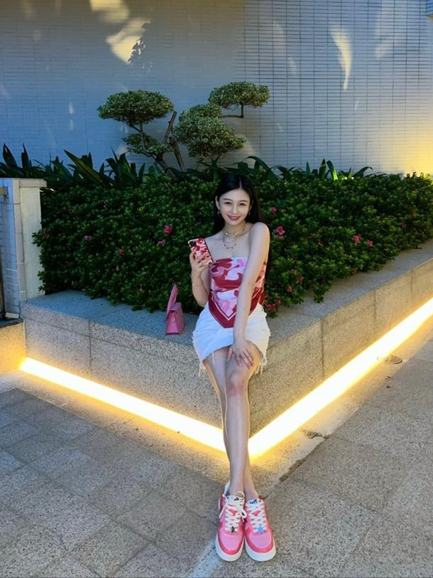 邱淑贞女儿沈月,把丝巾当抹胸上衣来穿,下搭超短裙高调招摇休闲区蓝鸢梦想 - Www.slyday.coM 邱淑贞女儿沈月,把丝巾当抹胸上衣来穿,下搭超短裙高调招摇休闲区蓝鸢梦想 - Www.slyday.coM