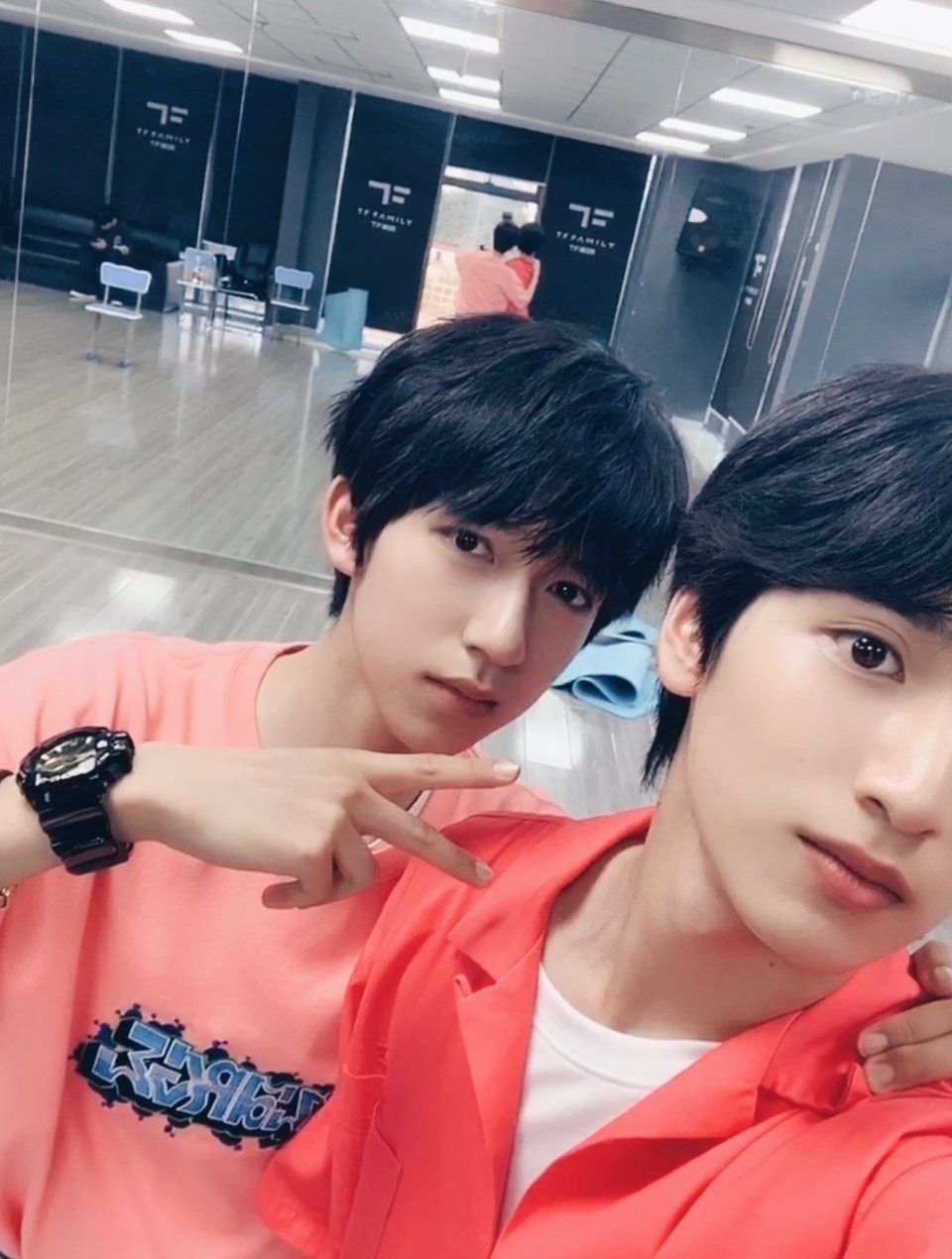 严浩翔为贺峻霖18岁庆生：又一个阶段启程了，前面会有更多未去过的远方和没看过的风景，愿你身边随时有可以分享的人休闲区蓝鸢梦想 - Www.slyday.coM