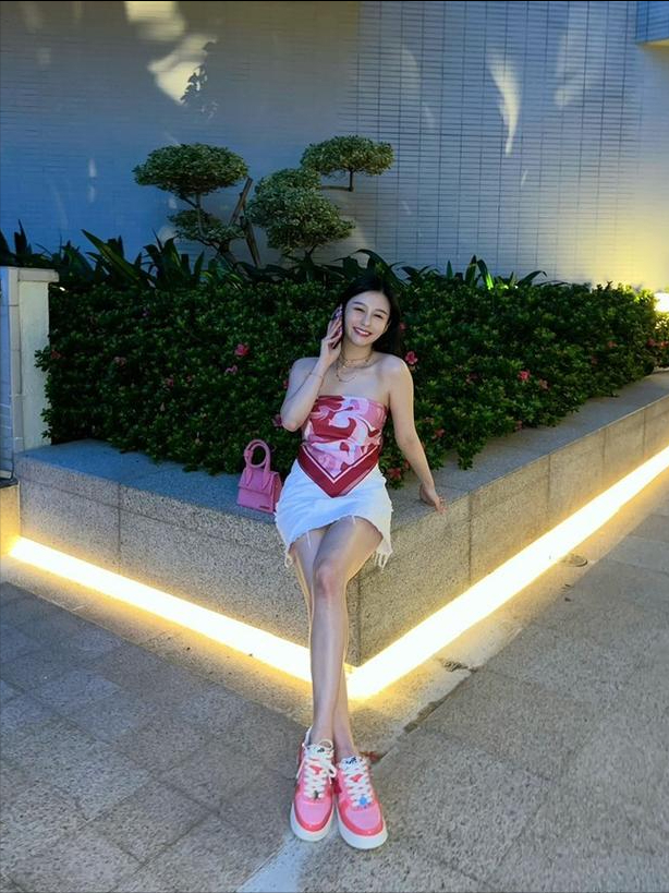 邱淑贞女儿沈月,把丝巾当抹胸上衣来穿,下搭超短裙高调招摇休闲区蓝鸢梦想 - Www.slyday.coM 邱淑贞女儿沈月,把丝巾当抹胸上衣来穿,下搭超短裙高调招摇休闲区蓝鸢梦想 - Www.slyday.coM