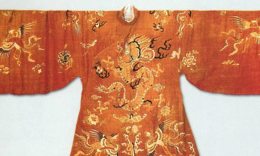 在古代,蜀绣可以用来制作皇帝的龙袍,朝衣,战旗,是珍贵的贡品;东晋