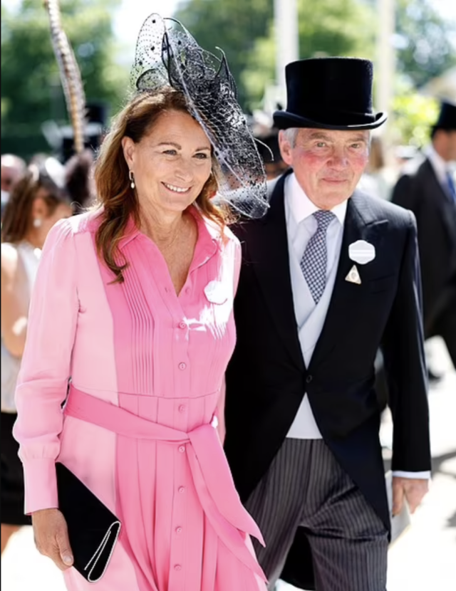 96岁英女王缺席赛马会,查尔斯王子亲吻弟媳,卡米拉表情尴尬休闲区蓝鸢梦想 - Www.slyday.coM 96岁英女王缺席赛马会,查尔斯王子亲吻弟媳,卡米拉表情尴尬休闲区蓝鸢梦想 - Www.slyday.coM