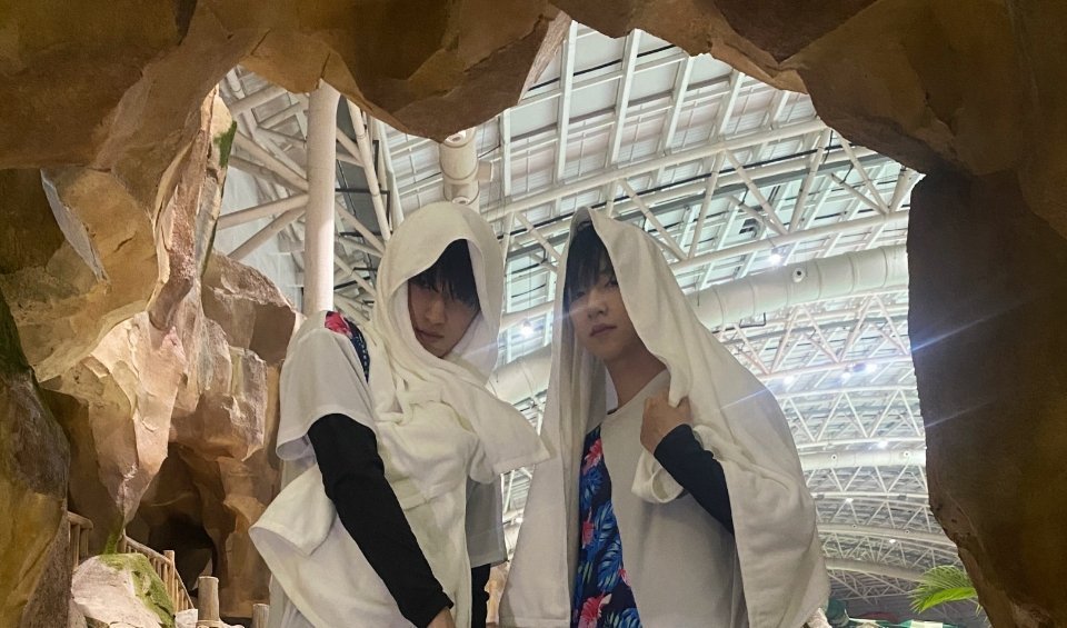 严浩翔为贺峻霖18岁庆生：又一个阶段启程了，前面会有更多未去过的远方和没看过的风景，愿你身边随时有可以分享的人休闲区蓝鸢梦想 - Www.slyday.coM