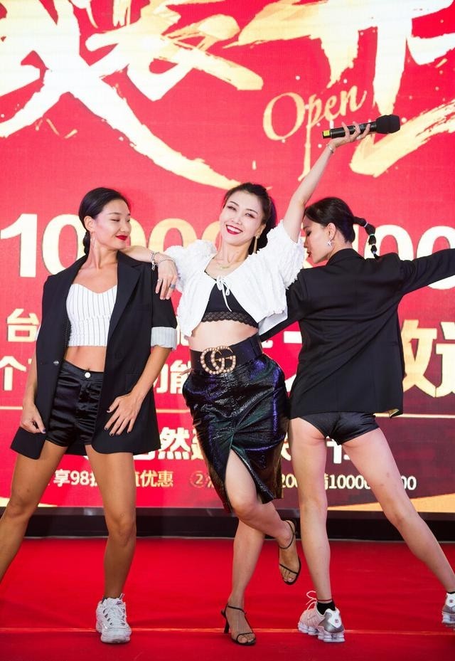 王蓉怎么胖成这样!穿裹身裙显风尘,脚趾头戳在高跟鞋外看着都疼