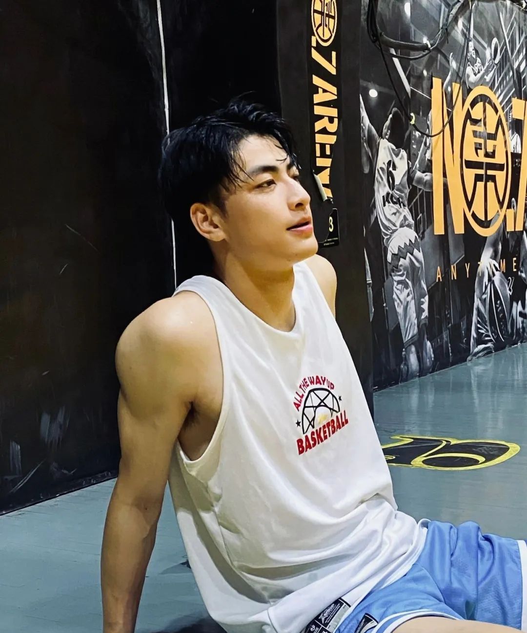 187cm野生篮球体育生,这腹肌大长腿也太顶了!__财经头条