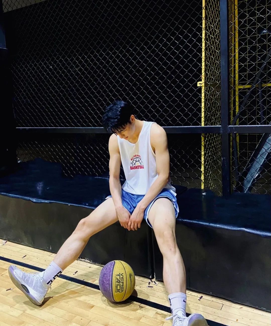 187cm野生篮球体育生,这腹肌大长腿也太顶了!__财经头条