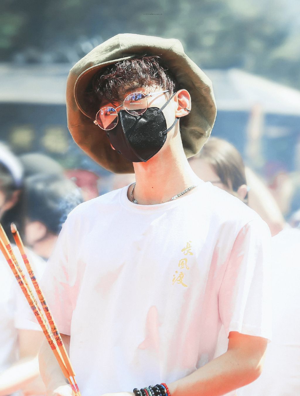 白敬亭新剧长风渡开机照帽子好像香菇时尚搭配get到了