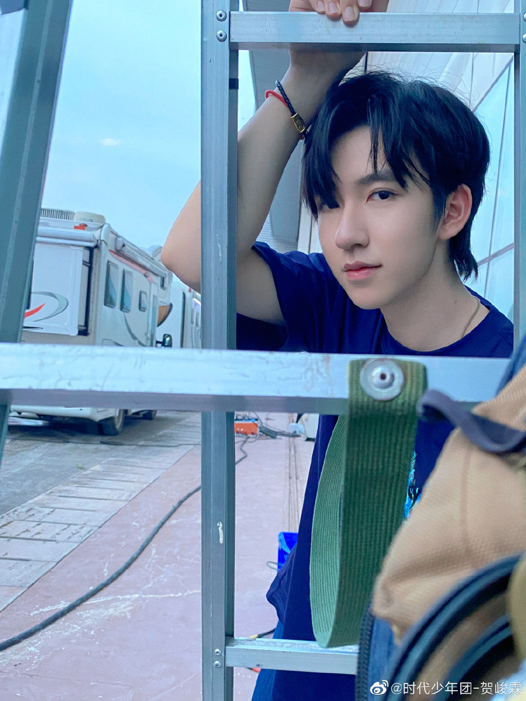 严浩翔为贺峻霖18岁庆生：又一个阶段启程了，前面会有更多未去过的远方和没看过的风景，愿你身边随时有可以分享的人休闲区蓝鸢梦想 - Www.slyday.coM