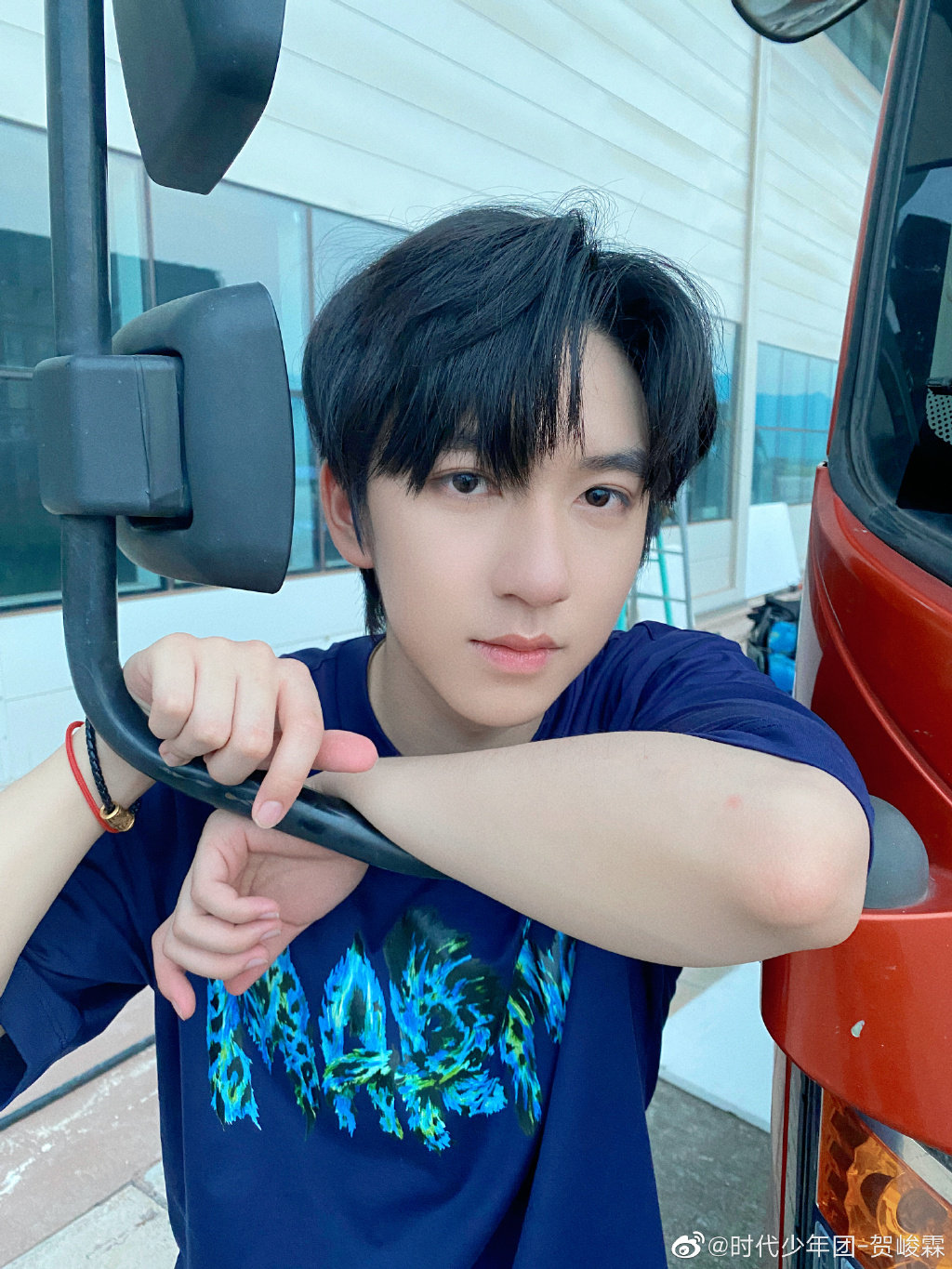 严浩翔为贺峻霖18岁庆生：又一个阶段启程了，前面会有更多未去过的远方和没看过的风景，愿你身边随时有可以分享的人休闲区蓝鸢梦想 - Www.slyday.coM