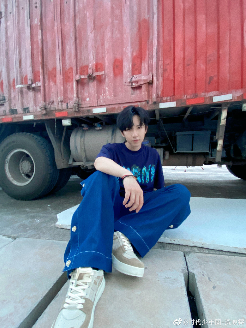 严浩翔为贺峻霖18岁庆生：又一个阶段启程了，前面会有更多未去过的远方和没看过的风景，愿你身边随时有可以分享的人休闲区蓝鸢梦想 - Www.slyday.coM