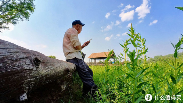 【Insta360 GO2上手】谁能拒绝一个头顶长摄像头的男人呢？休闲区蓝鸢梦想 - Www.slyday.coM