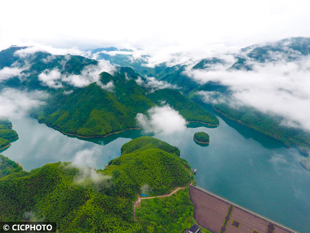 2022年6月1日在浙江省金华市武义县白姆乡的源口水库上空拍摄的云海