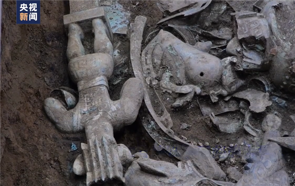 三星堆发现着裙立发人像：大背头、粗腰带、或有八块腹肌休闲区蓝鸢梦想 - Www.slyday.coM