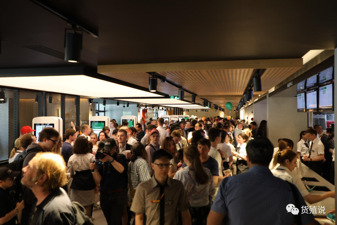 当天12时许,普希金广场的餐厅正式开门迎客,《环球时报》记者也在排队