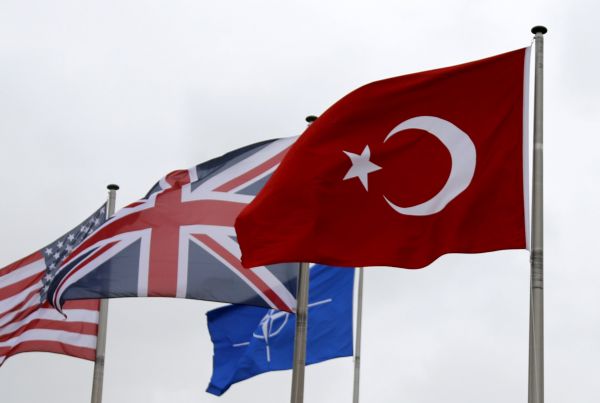 土耳其与英国等国旗帜（路透社）