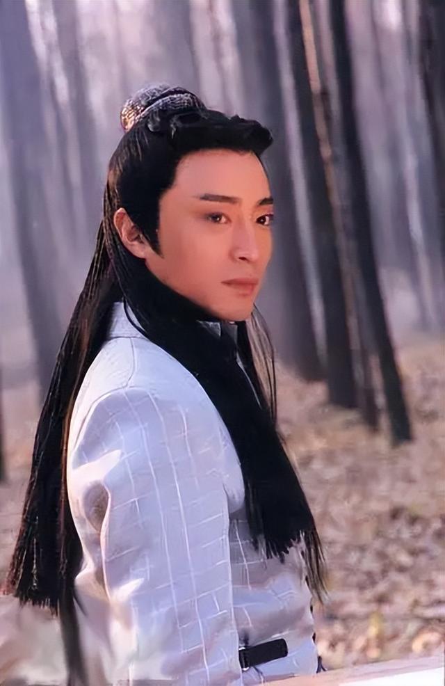 43岁印小天与何中华聚会,穿百元外套喝醉酒,脚步踉跄被人搀扶