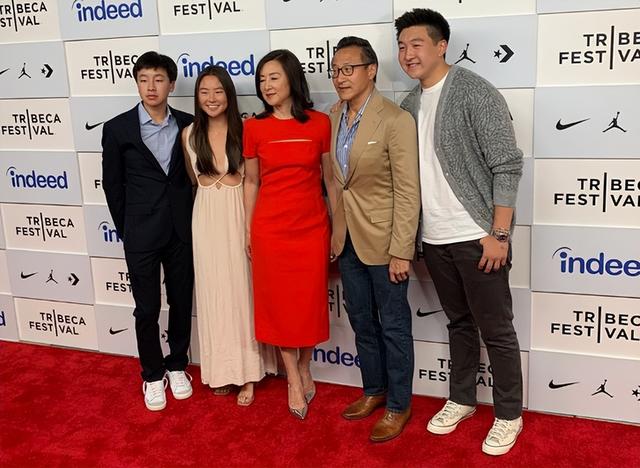 蔡崇信携一家五口亮相,儿子帅气,女儿漂亮,60岁妻子