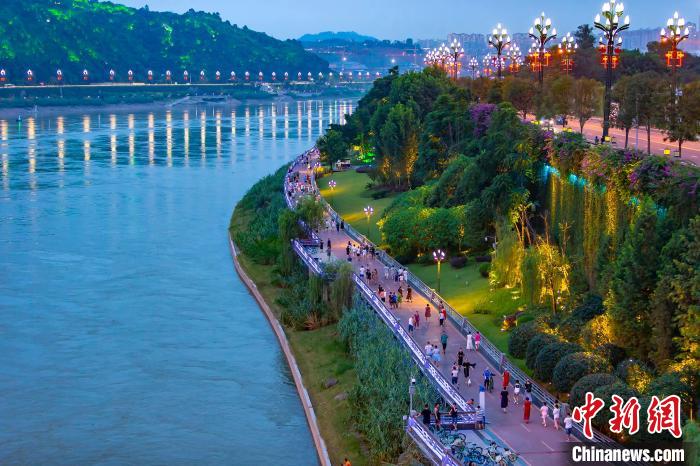 四川省宜宾市城区三江口长江公园傍晚游人如织. 曾朗  摄