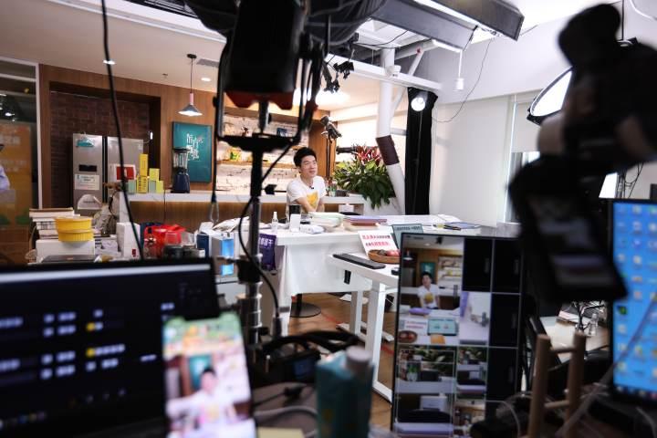 从​新东方名师到直播带货清流，董宇辉逆风翻盘背后：大家在平凡的我身上看见自己的影子休闲区蓝鸢梦想 - Www.slyday.coM