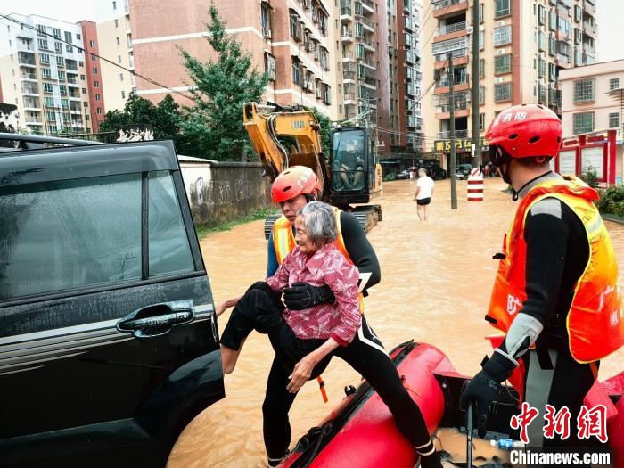 图为广东龙门消防全力救援现场。　刘聪琳 摄