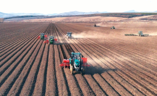 八五五农场大豆播种机正在田间播种. 张宝华 摄