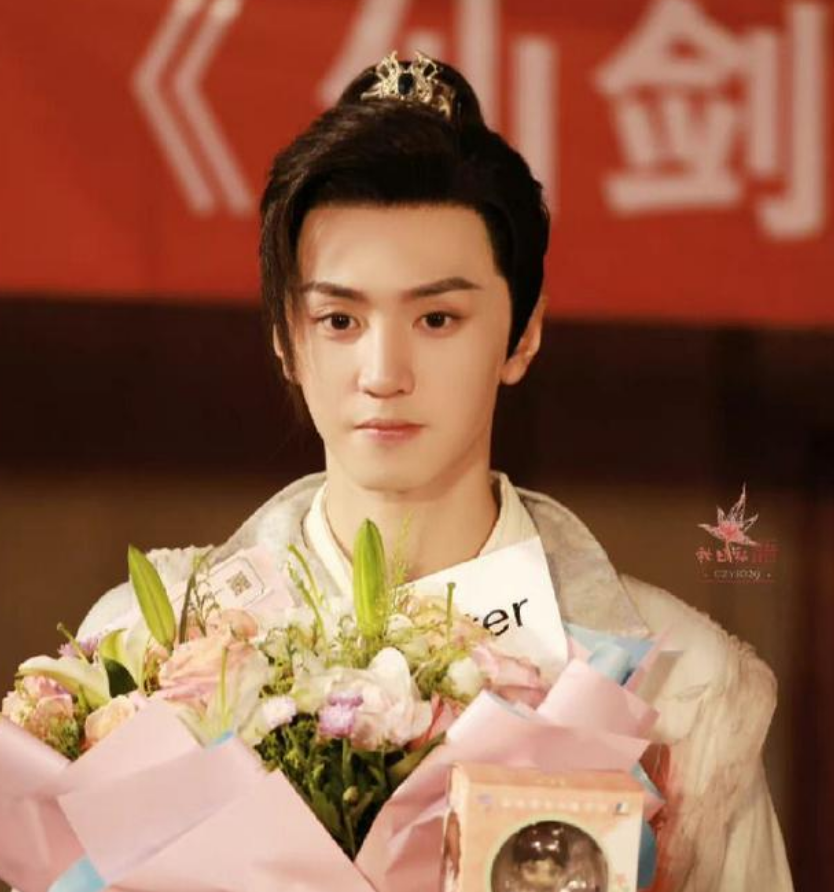 鞠婧祎《仙剑四》杀青饭拍路透，红衣战损好惊艳，期待播出休闲区蓝鸢梦想 - Www.slyday.coM