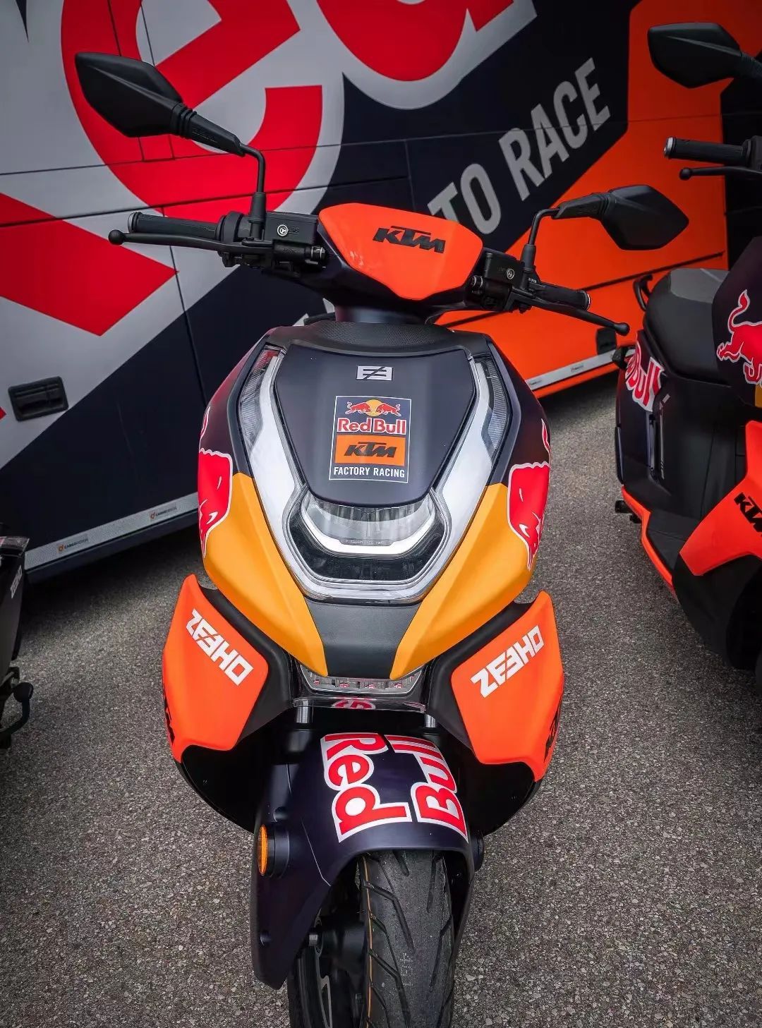 zeehoae8助力motogp红牛ktm车队红牛花色上身