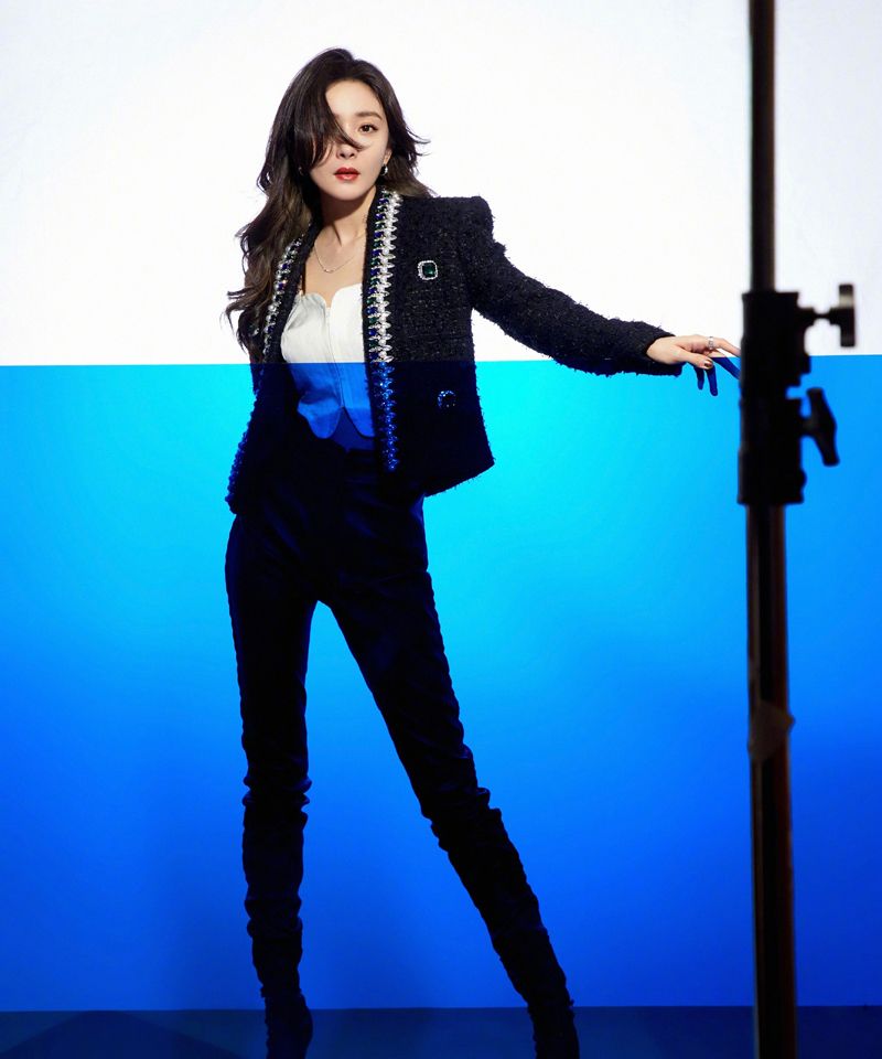 时尚圈在逃模特杨幂综艺造型大片释出穿黑色皮裤蹲下来凹造型