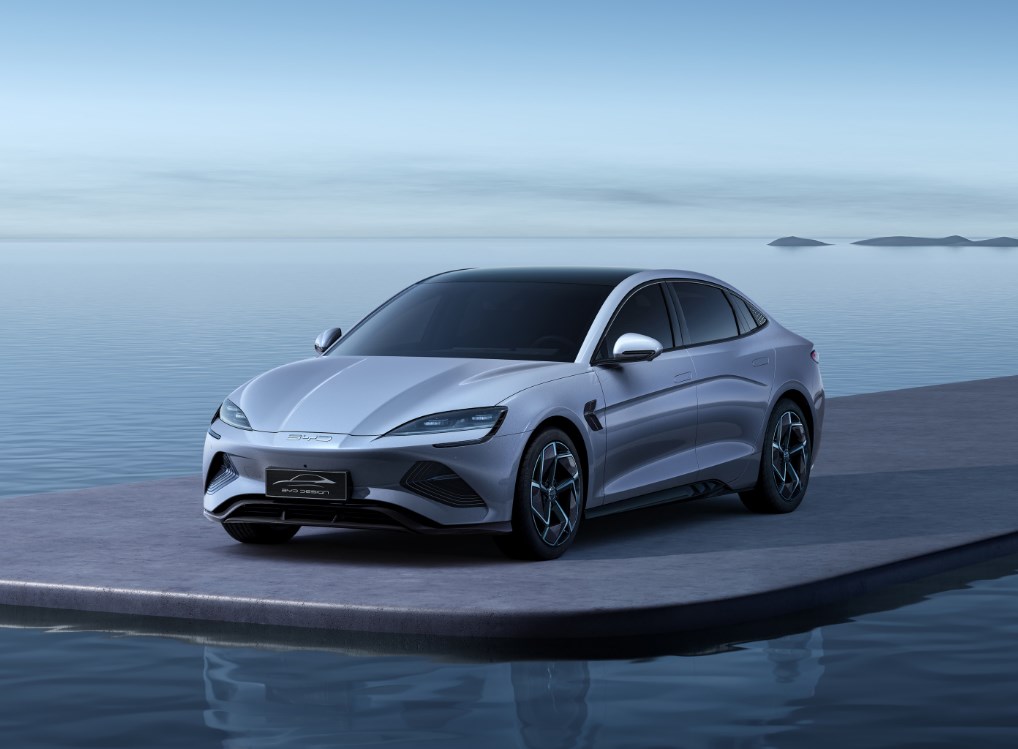 绿色赛场也内卷！三款中型运动纯电家轿谁能脱颖而出？