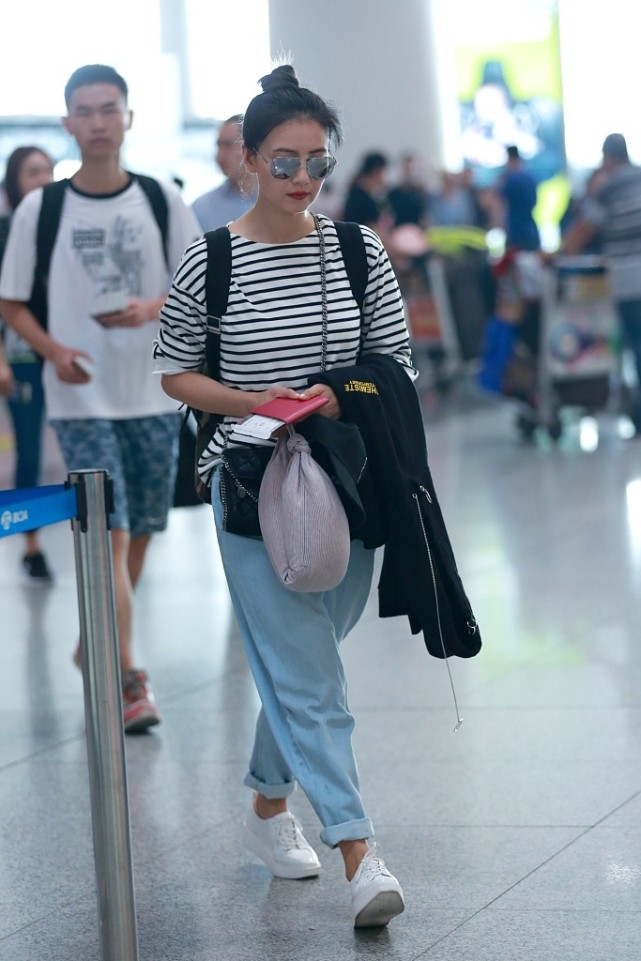 日常穿得简单也有"女神"范,气质真挺好|t恤|高圆圆|穿搭_新浪新闻